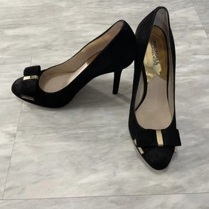Michael Kors 9.5 M Women's Shoes Suede 4” Pump Black Bow Heels with Gold Accent